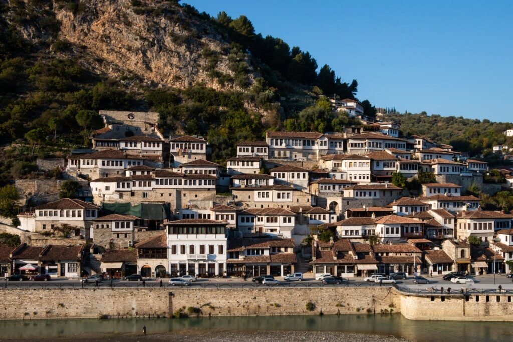 Häuser, Berg und Fluss in Berat in Albanien
