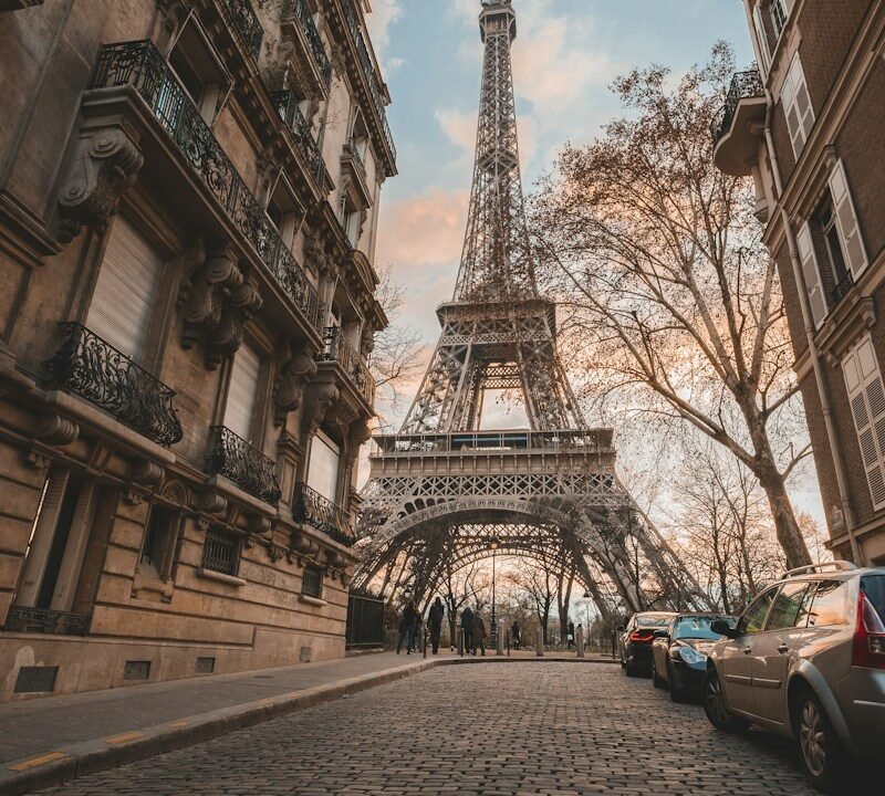 Eiffel Tower under blue sky during daytime